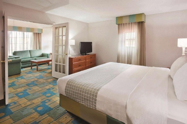 La Quinta Inn & Suites by Wyndham Savannah Midtown image 17